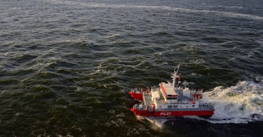 foto do barco piloto chegando em Zeebrugge