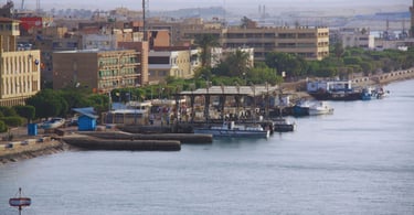 Vista do pier movimentado em Port Said no Canal de Suez