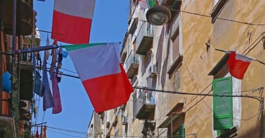 foto da vista da rua com bandeira italiana em Nápoles