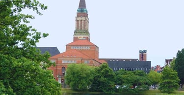 foto do centro de kiel vista do parque para a cidade