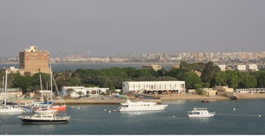 Vista do lago e do pier em Ismailia no Canal de Suez