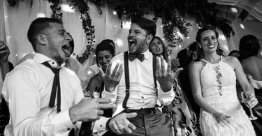 en plena fiesta los novios y amigos