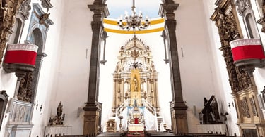 Altar da Igreja Matriz de Barão de Cocais, com detalhes barrocos, colunas internas e decoração
