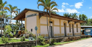 Fachada frontal da antiga estação ferroviária de Alfredo Vasconcelos com a placa "A. VASCONCELLOS"