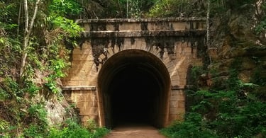 Antigo túnel ferroviário cercado por mata entre Ladainha e Novo Cruzeiro, em Minas Gerais