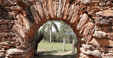 Bicame de Pedra construido com pedras, com um arco natural em Catas Altas MG