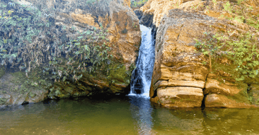 Que d'água e o poço da Cacoeira Carrancas em Acuruí, Minas Gerais