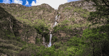Paredão de pedras com a cachoeira da farofa na Serra do Cipó MG