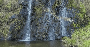 Cachoeira da Santa em Catas Altas com quedas d’água sobre paredão rochoso e poço em meio à vegetação