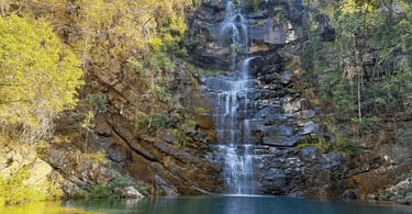 Cachoeira das Fadas em Conselheiro Mata com queda d’água em cascata, poço esverdeado e paredões