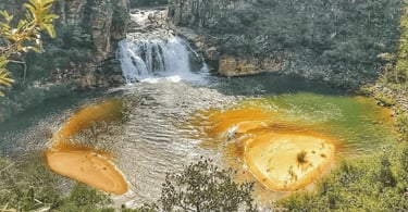 Cachoeira do Zé Carlinhos, na Serra da Canastra, com queda d’água sobre poço e bancos de areia