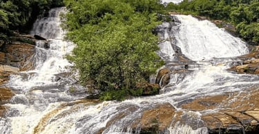 Cachoeira em Bueno Brandão, Minas Gerais, com quedas d’água e vegetação ao redor