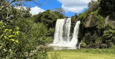 Cachoeira da Fumaça em Carrancas, MG, com queda larga entre paredões e vegetação nativa ao redor