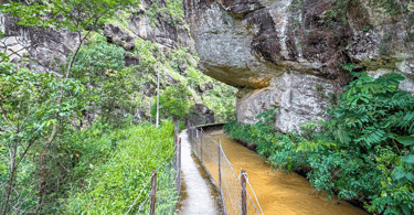 Cânion/Passarela do Funil, com pedras, passarela e um rio na natureza, em um Distrito de Ouro Preto