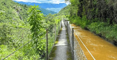 **Cânion do Funil em Ouro Preto com passarela entre mata, canal de água e montanhas**