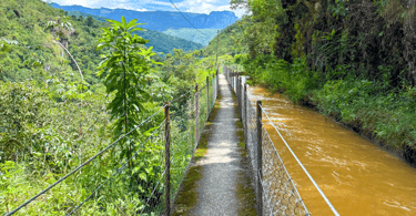 Passarela ao lado de um rio no ponto turistico Cânion do Funil em Ouro Preto MG