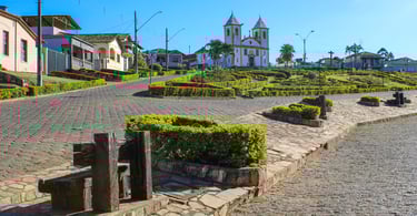 Igreja Histórica na Praça Central de Queluzito, Cidade no Interior de Minas Gerais