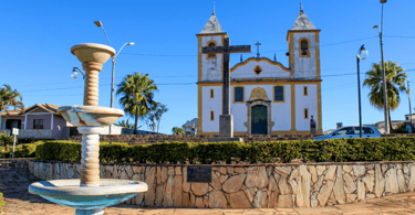 Igreja Histórica na Praça Central de Queluzito com um Chafariz, Cidade no Interior de Minas Gerais