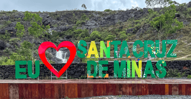 Letreiro com Eu Amo Santa Cruz de Minas, uma cachoeira, montanhas, perto de Tiradentes, MG