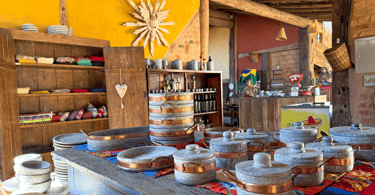 Artesenatos históricos de Minas Gerais, com panelas de pedras, cachaças, tapetes e outros
