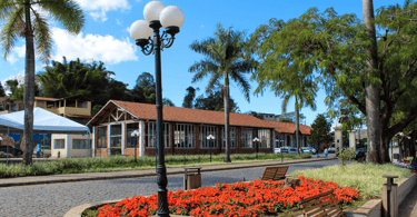 Praça Central de Itabirito, Cidade Histórica em Minas Gerais, praça com flores e bancos