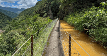 Cânion/Passarela do Funil, com pedras, passarela e um rio na natureza, em um Distrito de Ouro Preto