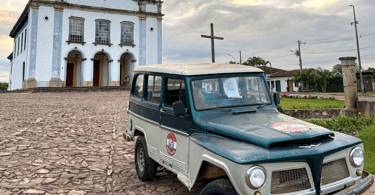 Carro Antigo com Igreja Histórica ao Fundo, no Centro Histórico de Catas Altas, Minas Gerais