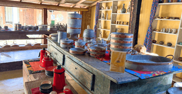 Artesenato mineiro com panelas de pedra, bule e chaleiras, canecas, filtro e outros artesanatos