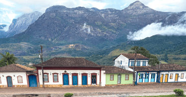 Casas Historicas e ao fundo a Serra do Caraça, em Catas Altas, Minas Gerais
