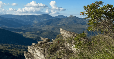 Montanhas e natureza em um mirante em Ipoema, Minas Gerais