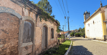 Casa Histórica no Centro Histórico em Itatiaia, Distrito de Ouro Branco, MG