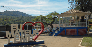 Praça de Mateus Leme em Minas Gerais, com letreiro e o coreto