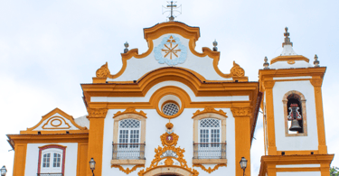 Capela com torre e sino no estilo barroco na cidade historica de São João del Rei, em Minas Gerais