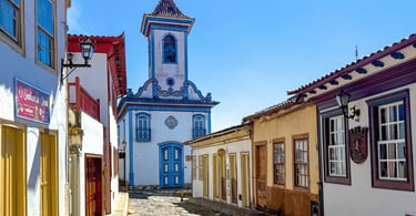 Capela histórica em Diamantina, com casario colonial colorido e rua de pedra