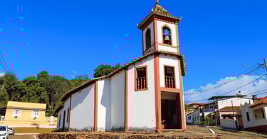 Capela colonial de Nossa Senhora do Ó em Sabará, com detalhes vermelhos e torre central