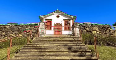 Capela de Nossa Senhora do Rosário, com escadaria e ceu azul em Itapanhoacanga