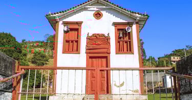 Capela de Nossa Senhora do Rosário, com grade e ceu azul em Itapanhoacanga