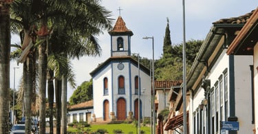 Vista da rua com casarões e capela antiga em Santa Bárbara