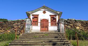escadaria-e-capela-colonial-em-itapanhoacanga-distrito-turistico-em-minas-gerais