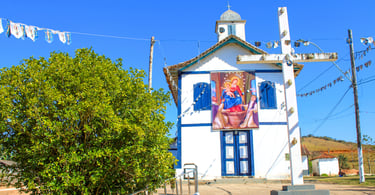 Capela histórica e colonial, com uma cruz na cidade turistica de Alvorada de Minas