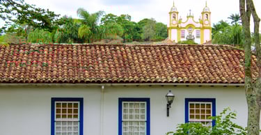 Casa colonial e a Igreja Matriz de Santo Antonio em tiradentes MG