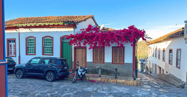 Casario colonial em Diamantina, Minas Gerais, com flores coloridas e rua de pedra