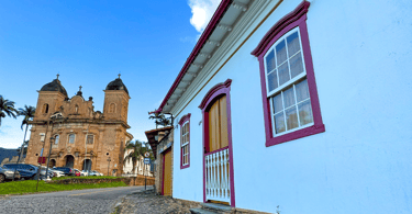 Igreja e casa histórica em Mariana, cidade turistica em Minas Gerais