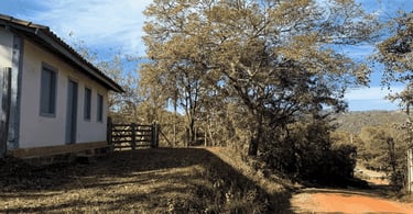 Paisagem rural do Vau em Diamantina MG com casa antiga, estrada de terra e árvores do cerrado