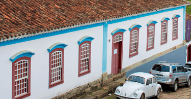 Casa histórica com janelas e um fusca branco, em Tiradentes Minas Gerais, cidade turistica
