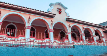 Casa histórica em Sabará, Minas Gerais, com fachada em arcos, cores rosadas e detalhes coloniais