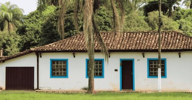 Casa histórica do periodo colonial em cores brancas e azuis em Brumal, distrito de Santa Bárbara MG
