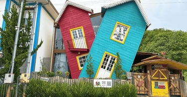 Casa Torta em Bichinho MG com fachadas coloridas e arquitetura inclinada, atração turística