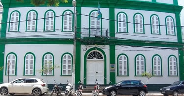 Fachada de casarão histórico verde e branco no centro de Teófilo Otoni, em Minas Gerais