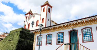 Igreja histórica e casarão histórico do periodo colonial em Serro, cidade turistica de Minas Gerais